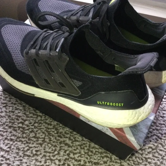 Adidas Ultra Boost 22 - Picture 3 of 7